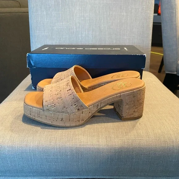 NWT Andre Assous Tan Cork Block Heel Sandals - Picture 3 of 5